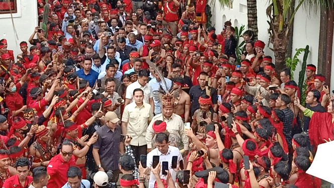 Capres nomor urut dua, Prabowo Subianto bersilaturahmi dengan Pasukan Merah Tariu Borneo Bangkule Rajakng (TBBR) di Pontianak, Kalimantan Barat, Sabtu, 20 Januari 2024