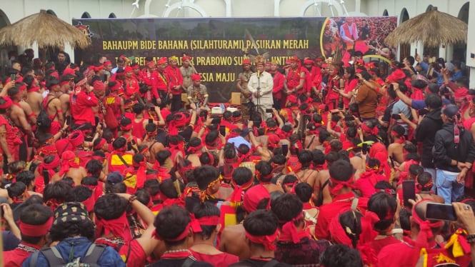Capres nomor urut 2 Prabowo Subianto bersilaturahmi dengan masyarakat Dayak Kalimantan di Kluwi Land, Pontianak, Kalimantan Barat, Sabtu 20 Januari 2024.