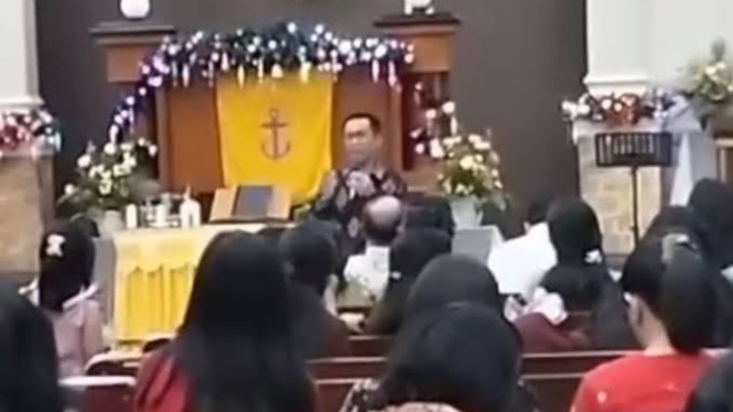 Tangkapan layar video viral Caleg Gerindra Kampanye di Gereja Makassar. 