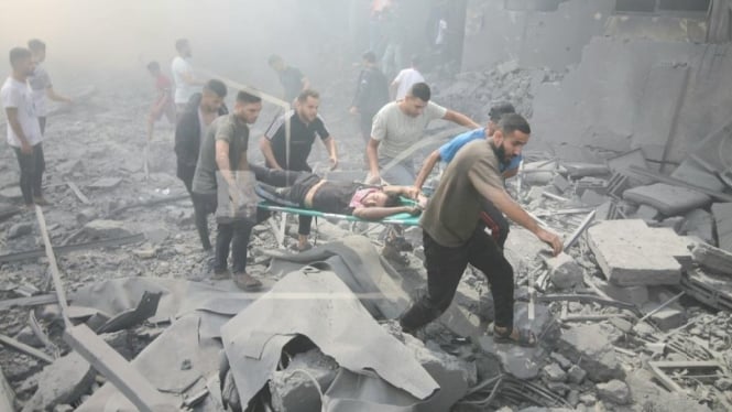 Palestinians evacuate wounded people after an Israeli airstrike in Rafah (AP Photo/Hatem Ali) 