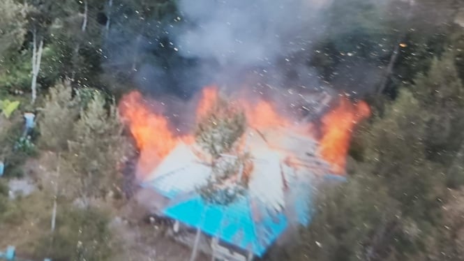 Caption Rumah Dinas ASN yang dibakar kelompok kriminal bersenjata di Intan Jaya Papua Tengah, (foto Humas Polda$
