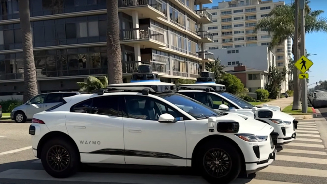 Taksi robot / mobil otonom Waymo