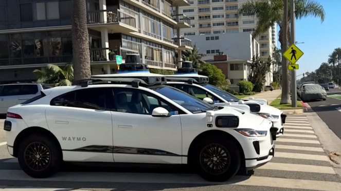 Taksi robot / mobil otonom Waymo