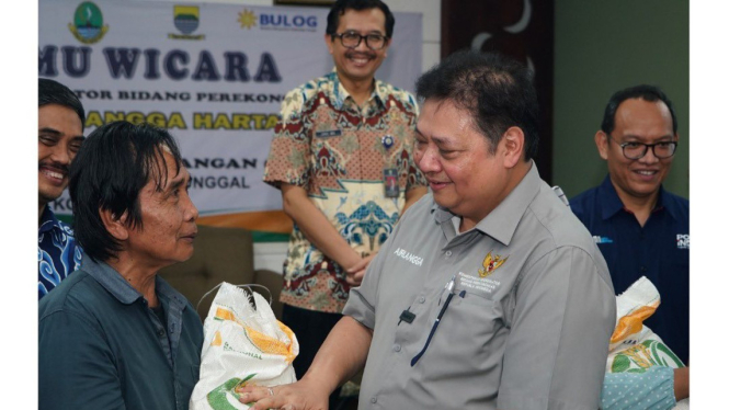 Minister Airlangga Hartarto handed over rice food assistance to community in Batununggal District, Bandung, West Java. (Instagram/Airlanggahartarto_official