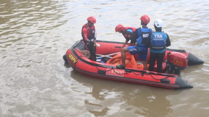 Proses upaya pencarian remaja yang hilang tenggelam di Jombang. 