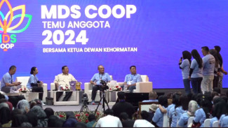 Momen Haru Prabowo Peluk dan Beri Bantuan Bebek untuk Pengusaha Telur Asin Asal Subang