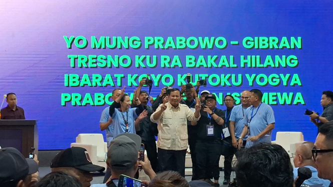 Calon Presiden 02 Prabowo Subianto berjoged bersama Ketua UMKM DMS Coop Rini Soemarno di Bogor, Minggu 21 Januari 2024. VIVA/Muhammad AR