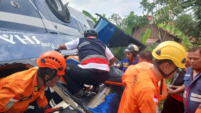 Evakuasi korbon Bus Shantika Terguling 10 Meter di Tol Semarang-Pemalang