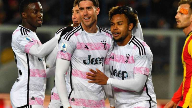Pemain Juventus rayakan gol
