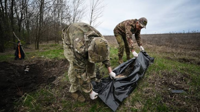 VIVA Militer: Tentara Ukraina mengevakuasi mayat rekannya