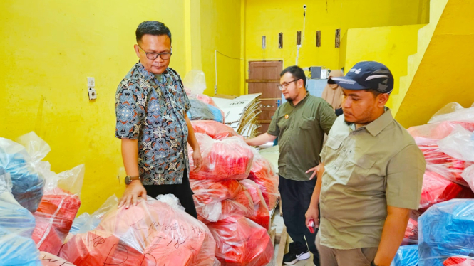 Komisioner KPU Sumut, Robby Effendi saat melakukan pengecekan logistik Pemilu 2024.(dok KPU Sumut)