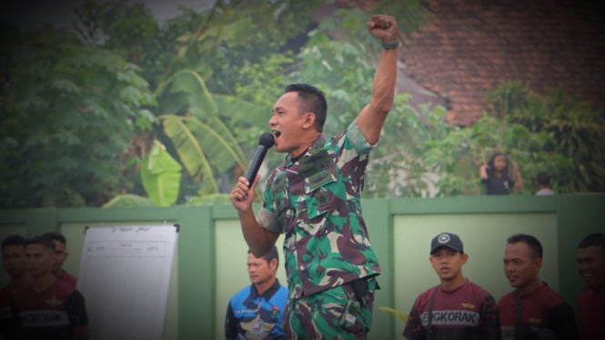 VIVA Militer: Letkol Inf Ardiansyah alias Raja Aibon Kogila saat lomba renang.