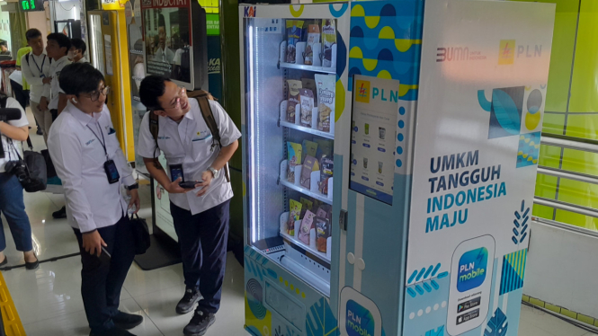 Vending machine produk-produk UMKM di Stasiun Gambir 