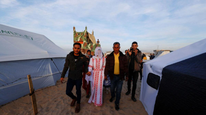 Pengantin Palestina yang harus menikah di tenda karena perang
