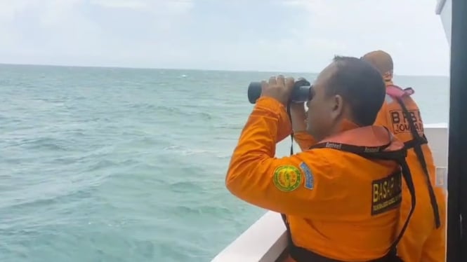 Tim SAR Surabaya melakukan pencarian 15 ABK Kapal Putra Sumber Mas di Perairan Madura. (Basarnas Surabaya)