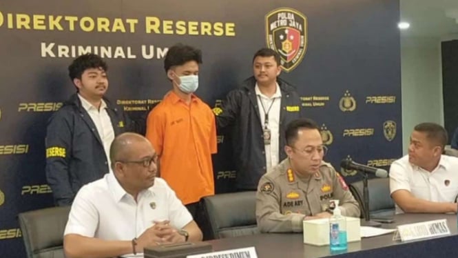 Argiyan Arbirama (baju oren-tengah) jadi tersangka kasus pembunuhan mahasiswi sekaligus pacarnya berinisial KRA, terancam 15 tahun penjara. 