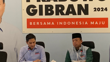 Komandan Tim Komunikasi TKN Prabowo-Gibran, Budisatrio Djiwandono (kiri) dan Sekretaris TKN Prabowo-Gibran, Nusron Wahid (kanan) dalam konferensi pers di Media Center TKN, Jakarta Selatan, Senin, 22 Januari 2024