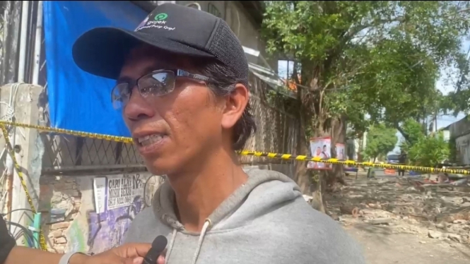 Amry 40 tahun merupakan anak korban meninggal akibat tertimpa tembok pembatas SPBU Tebet, Jakarta Selatan yang roboh