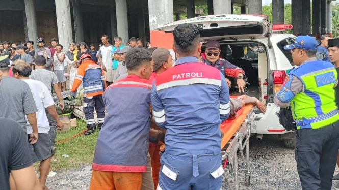 Evakuasi Korban Bus New Shantika yang Terjun Bebas di Tol Semarang-Pemalang