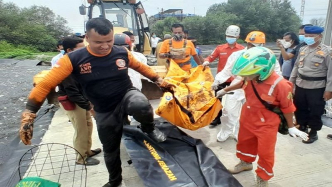 Aparat mengevakuasi mayat pria di instalasi pengolahan tinja di Semarang  