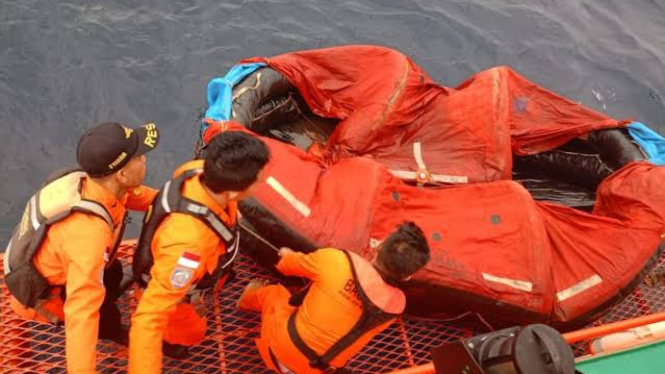 Tim Basarnas Manado menemukan Liftraft yang diperkirakan milik Kapal LCT Bora V, yang dikabarkan hilang kontak. (Foto: Humas Basarnas Manado).