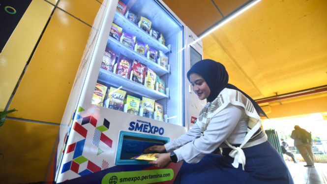 Vending machine produk UMKM mitra binaan Pertamina di Stasiun Gondangdia