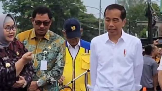 Jokowi tinjau pembangunan Inpres jalan di Sragen, Jawa Tengah.