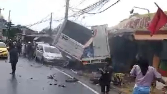 Kecelakaan beruntun terjadi di Jalan Raya Puncak Bogor