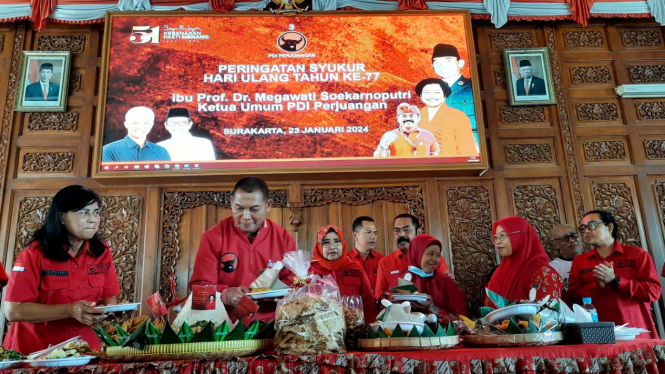 DPC PDIP Solo rayakan ultah Megawati Soekarnoputri ke-77 dengan potong tumpeng.(Fajar Sodiq)