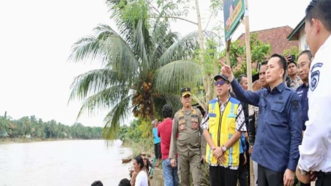 Pj Gubernur Sumsel Agus Fatoni saat meninjau warga terdampak banjir.