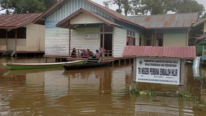 Salah satu sekolah di yang terdampak banjir di Kabupaten Kapuas Hulu, Kalimantan Barat. Sekolah terdampak banjir diinstruksikan gelar kegiatan belajar mengajar secara daring. 