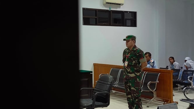 Pratu Richal Aluan Alunpah saat menjalani sidang di Pengadilan Militer 1-02 Medan.(B.S.Putra/VIVA)