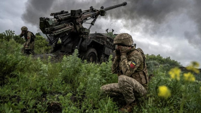 Anggota militer Ukraina menembakkan sebuah howitzer di dekat Avdiivka, Ukraina