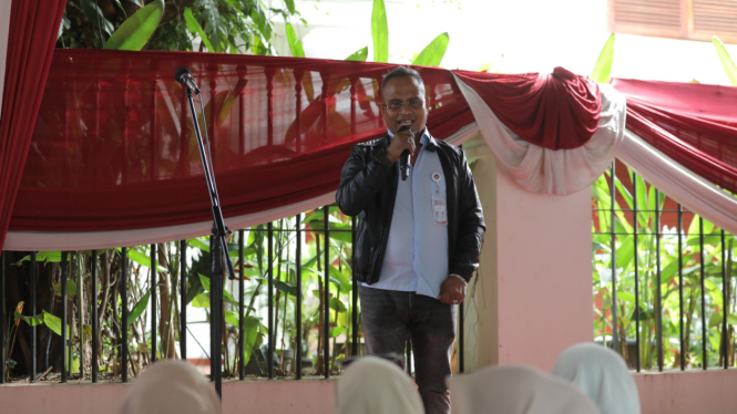 Wakil Komandan Bravo TKN Prabowo-Gibran, Wahab Taluku saat menerima deklarasi dukungan dari relawan emak-emak di Jalan Kertanegara IV, Jakarta Selatan.