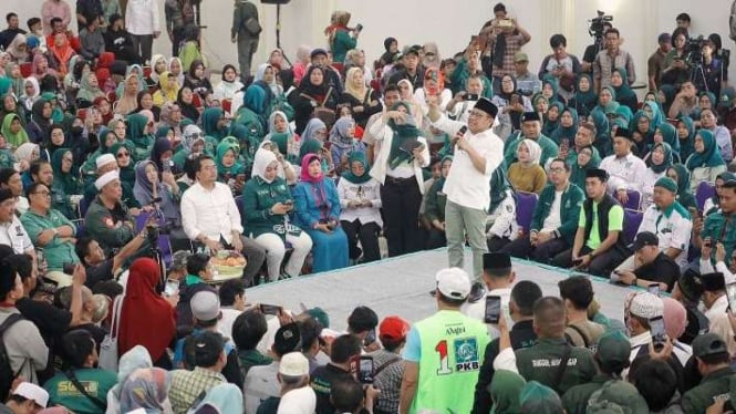 Calon wakil presiden Muhaimin Iskandar menyampaikan orasi dalam acara "Nitip Gus" bersama warga Bogor di SBS Center Premier Venue, Bogor, Jawa Barat, Selasa, 23 Januari 2024.