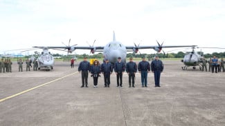 Jokowi, Prabowo, KSAU dkk Kompak Pakai Jaket Bomber Saat Serah Terima C-130J Super Hercules