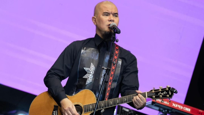 Viral, Momen Penari Sufi Dewa 19 Terlilit Kabel Gitar Ahmad Dhani