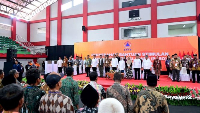 Jokowi Distributes Cash Aid to Farmers Who Experience Crop Failure (Presidential Secretariat)