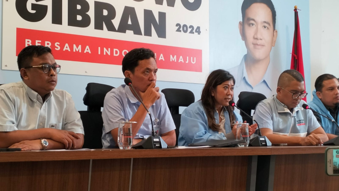 Wakil Ketua Tim Kampanye Nasional (TKN) Prabowo-Gibran, Meutya Hafid (tengah) dalam konferensi pers di Media Center TKN, Jakarta Selatan, Rabu, 24 Januari 2024