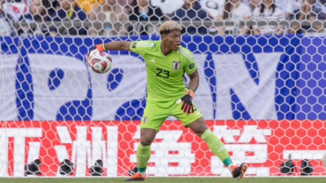 Kiper Timnas Jepang, Zion Suzuki