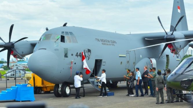 Jokowi Witnesses Handover of Super Hercules to Air Force