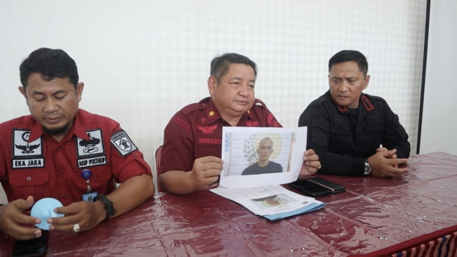 Kepala Divisi Pemasyarakatan, Kantor Wilayah Hukum dan HAM Kalimantan Barat Hernowo menunjukkan foto Napi