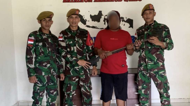 VIVA Militer: Satgas Pamtas RI-Mly Yonarhanud 8/MBC terima senjata api rakitan
