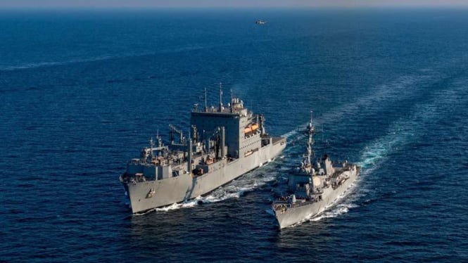 Kapal kargo AS dikawal USS Gravely dan helikopter MH-60S Sea Hawk di Teluk Arab