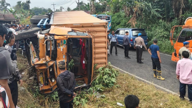 Polisi saat melakukan evakuasi seluruh korban kecelakaan di Kabupaten Simalungun.(dok Polres Simalungun)