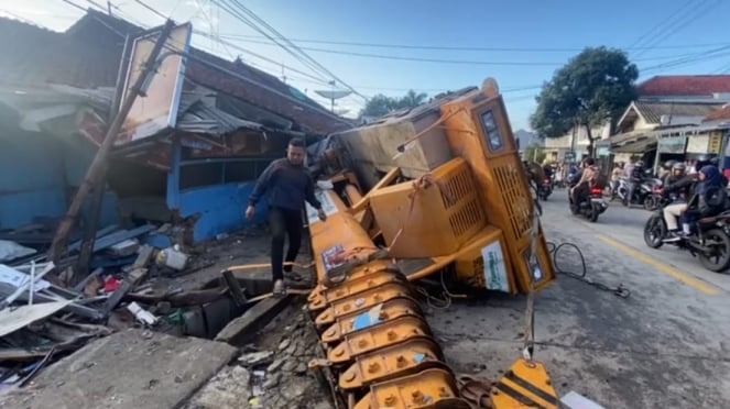 Truk Crane tabrak rumah warga di Brebes