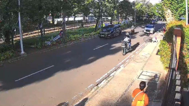 Pesepeda wanita menjadi korban penjambretan di Jalan Latuharhary, Menteng, Jakarta Pusat (sumber foto: rekaman CCTV)
