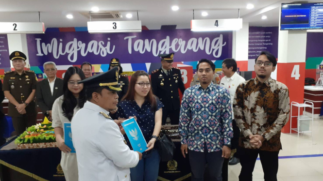 Pj Wali Kota Tangerang, Nurdin saat memberikan paspor gratis ke pemohon