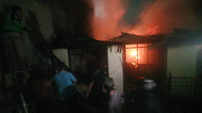 Rumah dan kosan di Jalan Lengkeng, Beji, Depok terbakar semalam