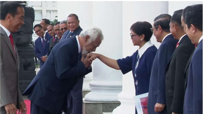 Momen PM Timor Leste mencium punggung tangan Retno Marsudi